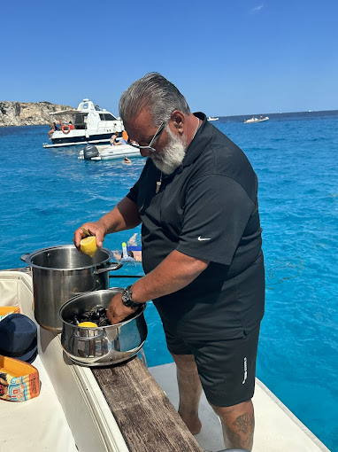 Favignana in barca con il Tonnaroto: Storie, Mare e Sapori